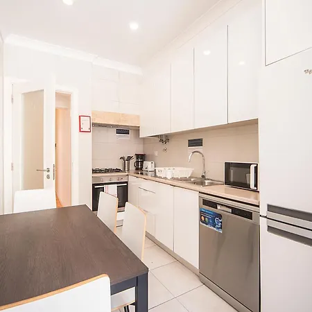 Houze Four Bedroom Near Zoo Lisboa